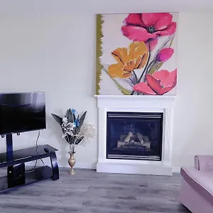 Mountain Gorgeous Single House Close Airport & Free Parking Privatunterkunft YYC